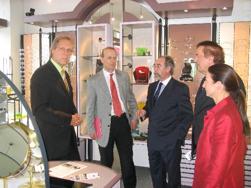 Senatsbesuch bei Optiker Krause